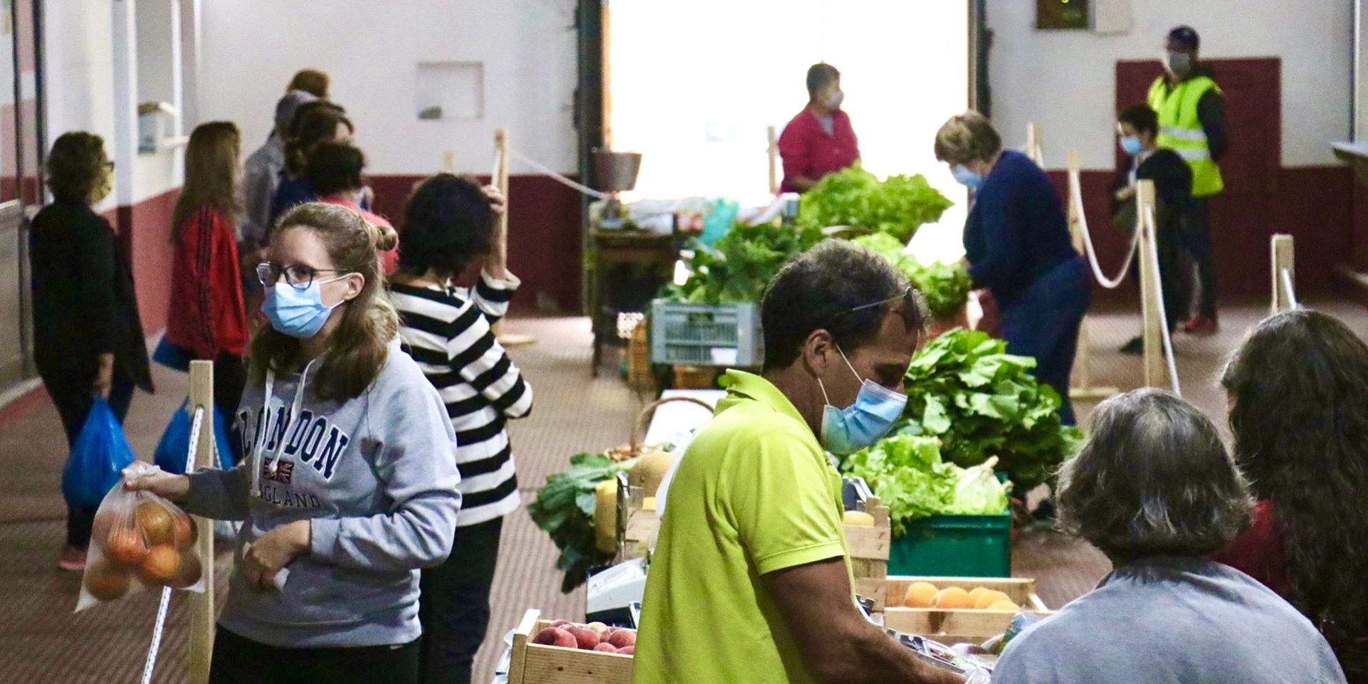 mercadinho-de-produtos-agricolas-continuou-muito-concorrido-esta-manha (1)
